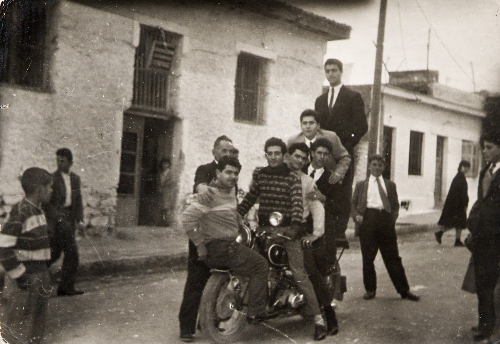 ΑΝΤΡΟΠΑΡΕΑ ΣΤΑ ΠΡΟΣΦΥΓΙΚΑ