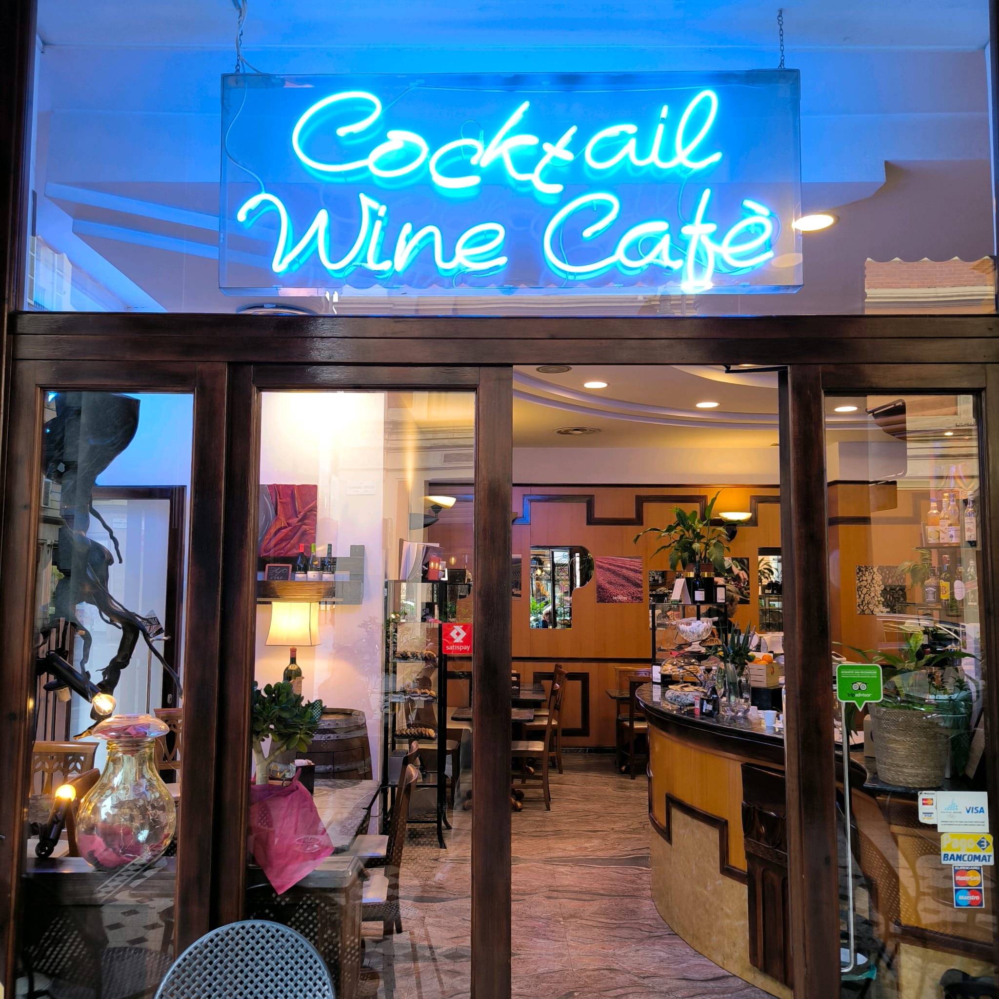 Cocktail Wine Cafe