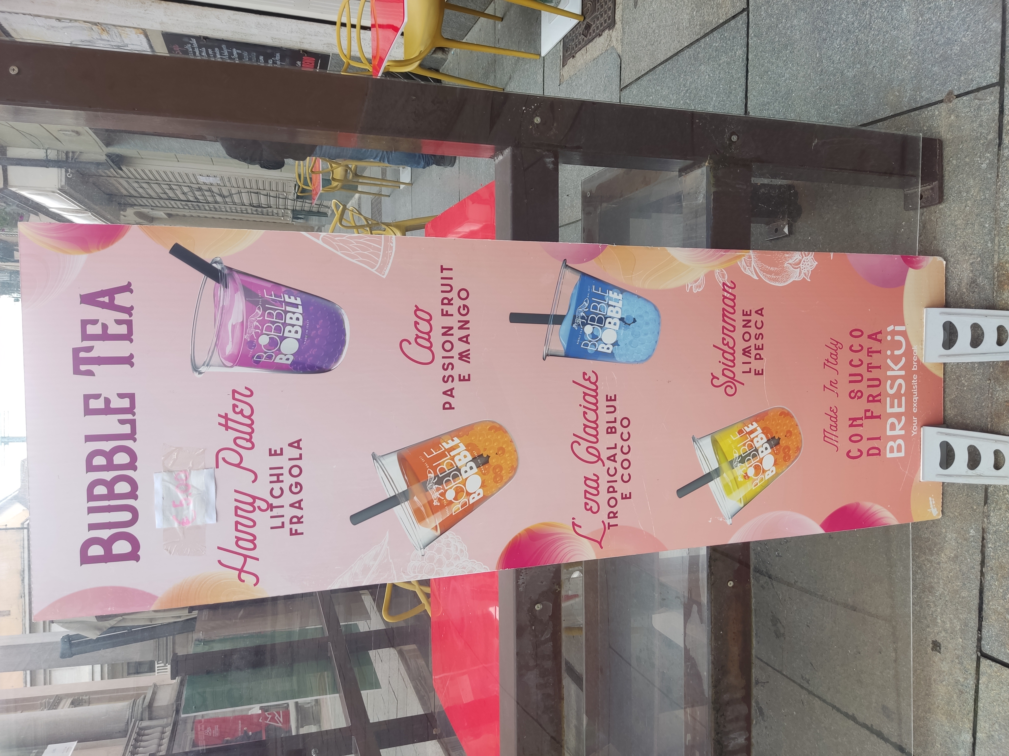 Cartello posto fuori da un locale