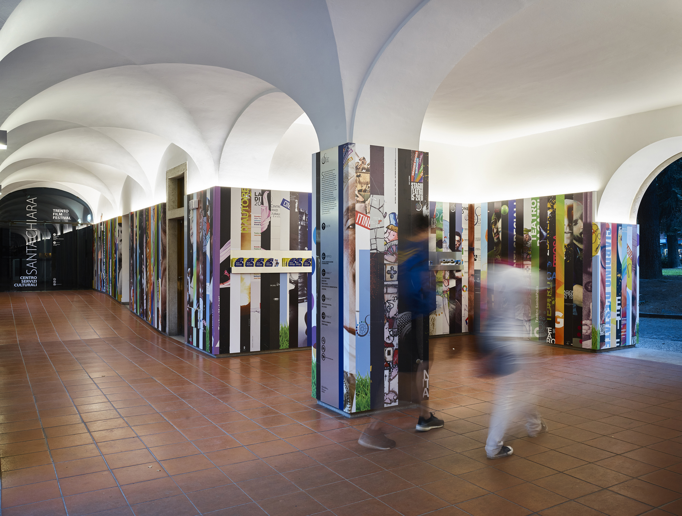 Allestimento arredo urbano e grafica Centro S. Chiara