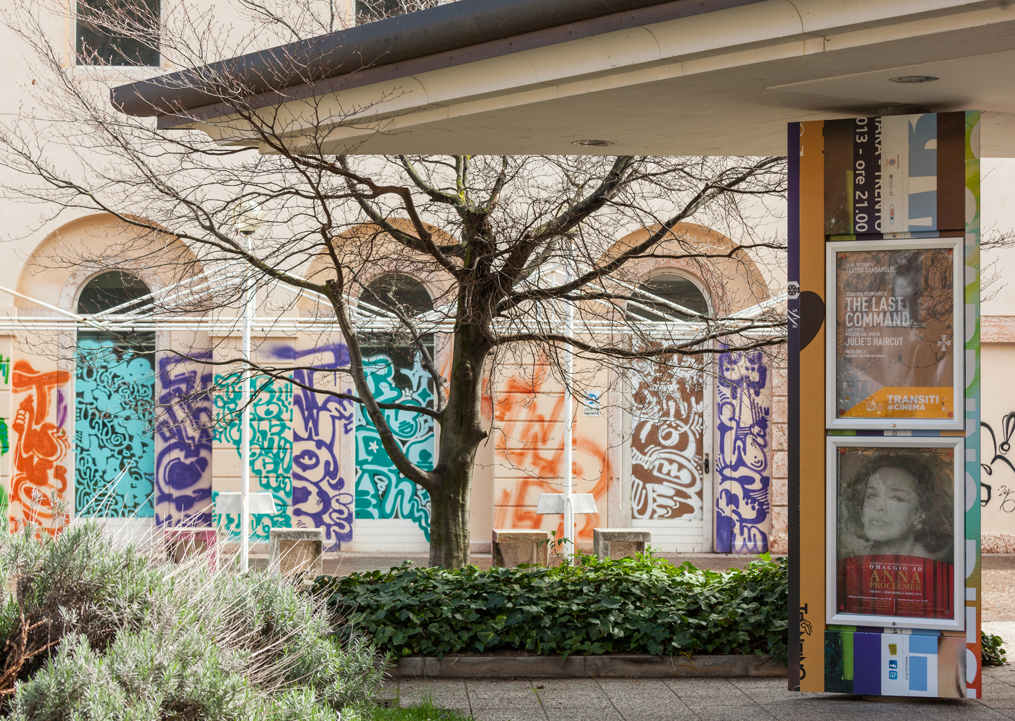 Allestimento arredo urbano e grafica Centro S. Chiara