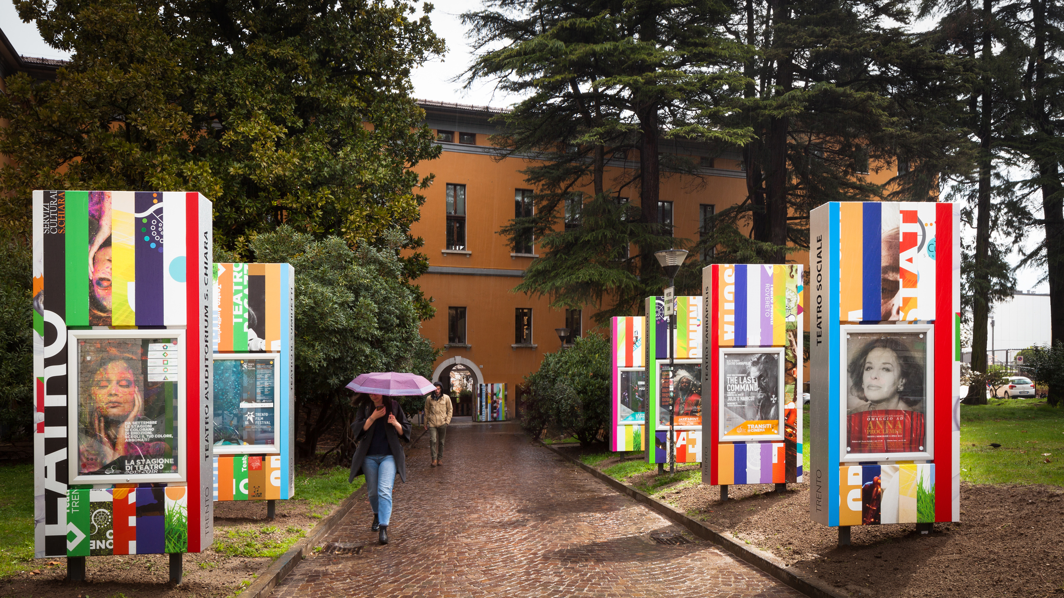 Allestimento arredo urbano e grafica Centro S. Chiara