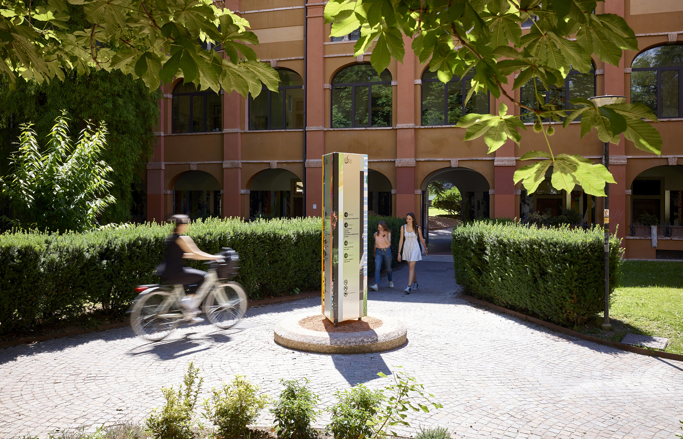 Allestimento arredo urbano e grafica Centro S. Chiara