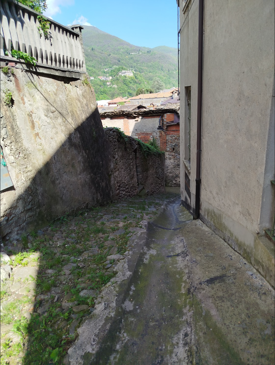 La strada dietro San Costanzo