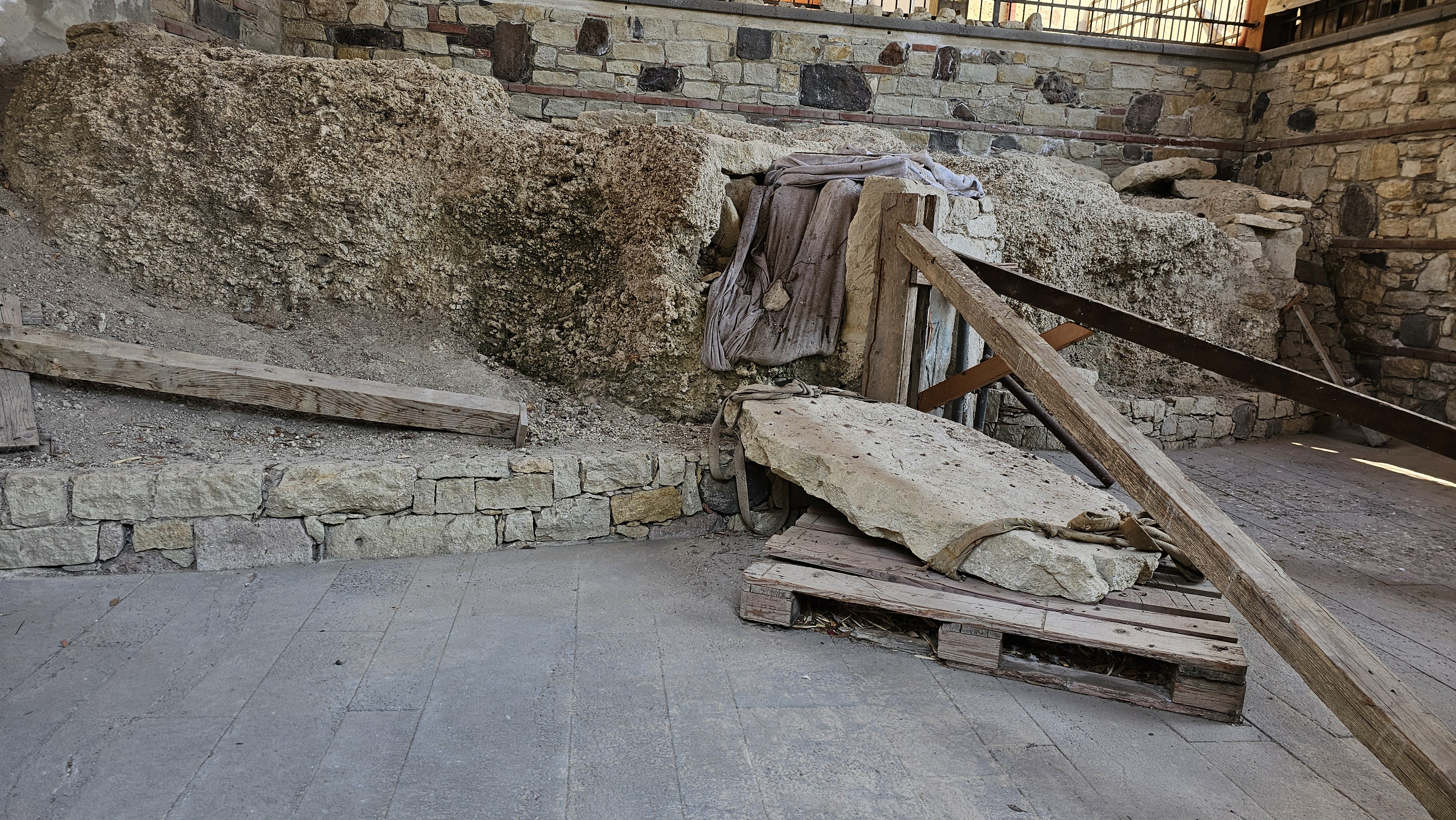 Tomba a camera e fonte battesimale