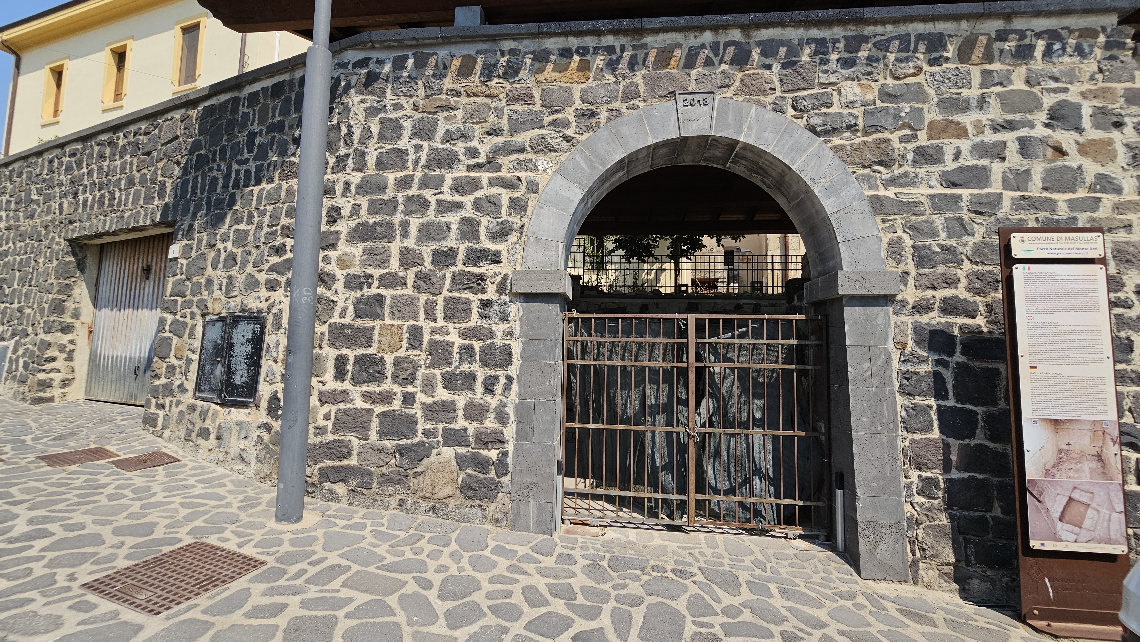 Tomba a camera e fonte battesimale